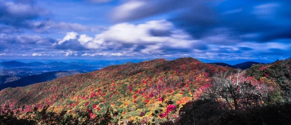 Hermoso paisaje otoñal en las montañas del norte de Carolina — Foto de Stock