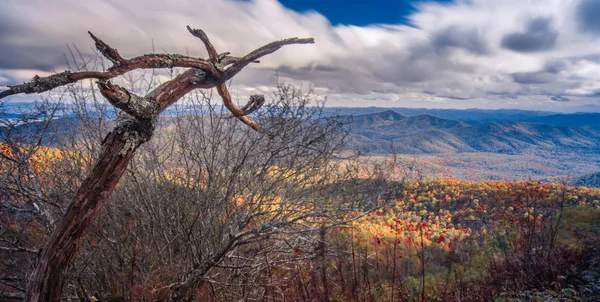 Красивый осенний пейзаж в горах Северной Каролины — стоковое фото