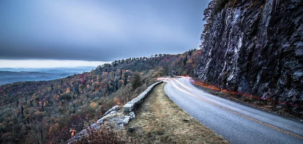 Champs de cimetière donnent sur les montagnes fumées dans le nord de Caroli — Photo