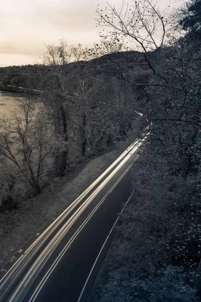 Длительное автомобильное движение в сумерках в национальном парке Пизга — стоковое фото