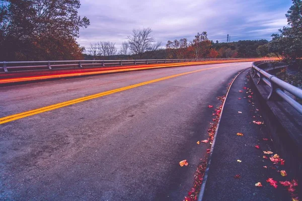 De lange blootstelling autoverkeer in de schemering in pisgah national park — Stockfoto