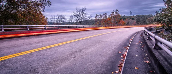 Automobile traffic long exposure at dusk in pisgah national park — Stock Photo, Image