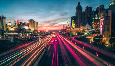 Las vegas nevada şehir sokakları Kavşağı şehir merkezinde gün batımında