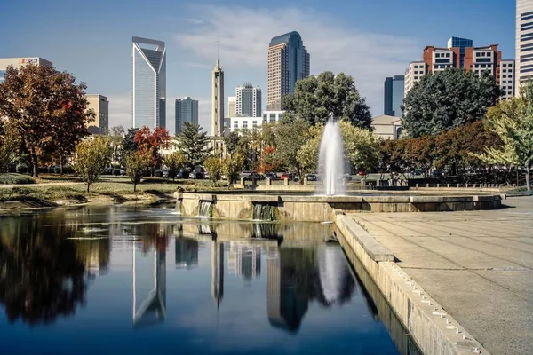 Charlotte North carolina paisaje urbano durante la temporada de otoño —  Fotos de Stock