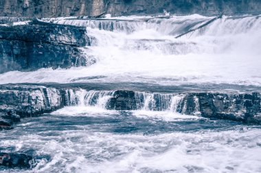 montana dağlarda kootenai nehir su düşüyor