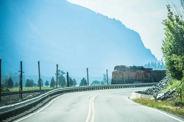 Paisagens montana com trem pesado motor locomotiva passando th — Fotografia de Stock