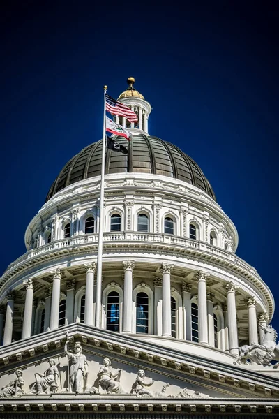 Vistas da cidade em torno do Capitólio do estado da Califórnia edifício no sacramento — Fotografia de Stock