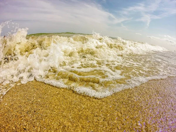 Oceaan golven op de kust van het zandstrand — Stockfoto