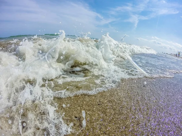 Vlny oceánu na pobřeží písečná pláž — Stock fotografie