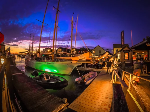 Barcos altos y yahts amarrados en el puerto de Newport — Foto de Stock