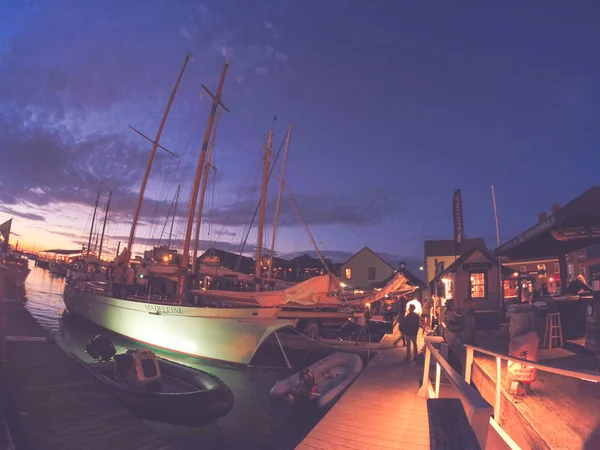 Vysoké lodě a Játy kotvící v Newport Harbor — Stock fotografie