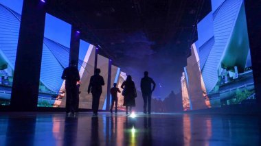 büyük yapıda insanlar ve seyirci Fuar için hazır