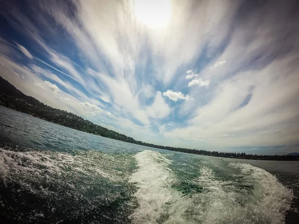 Em um jet ski em um lago na cidade coeur d 'alene lago idaho — Fotografia de Stock