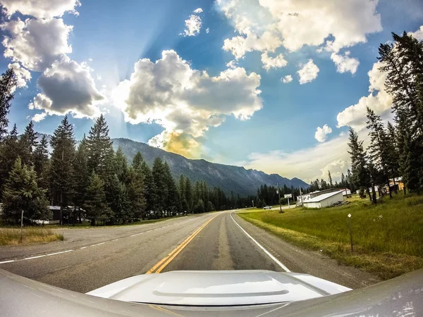 Condução através montana vastas paisagens montanhosas , — Fotografia de Stock