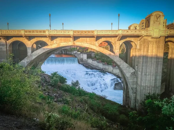 The Monroe Street Dam and bridge at night, in Spokane, Washingto — Stock Photo, Image