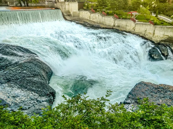 Falls y el edificio de Washington Water Power a lo largo del Spokane — Foto de Stock
