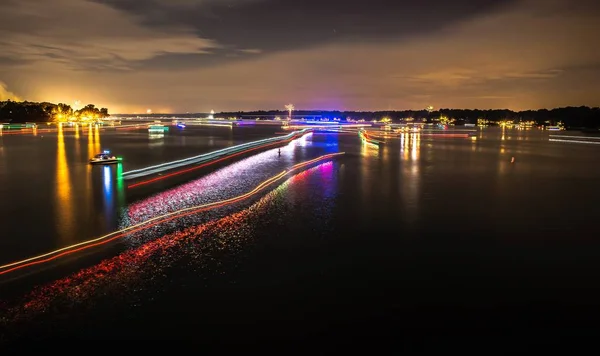 Barcos senderos ligeros en el lago Wylie después del 4 de julio fuegos artificiales —  Fotos de Stock