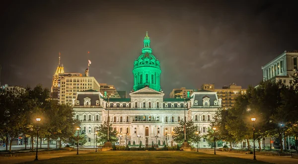 Prefeitura à noite, no centro de Baltimore, Maryland . — Fotografia de Stock