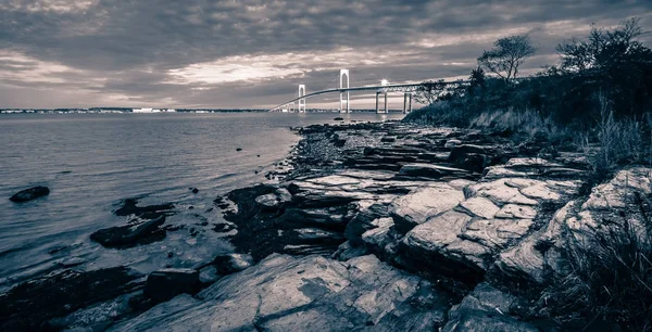 新港大桥日落与戏剧性的天空 — 图库照片