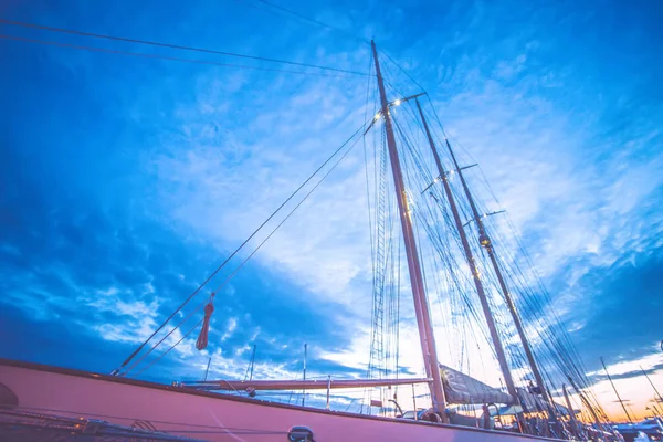 Newport rhode puerto de la isla con barcos altos al atardecer — Foto de Stock