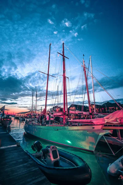 Λιμάνι του Νιούπορτ με ψηλά πλοία στο ηλιοβασίλεμα — Φωτογραφία Αρχείου