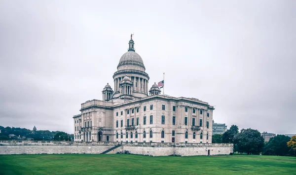 Rhode island state capitol stavba na zamračený den — Stock fotografie