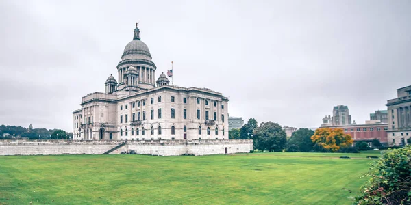 Rhode island state capitol gebouw op bewolkte dag — Stockfoto