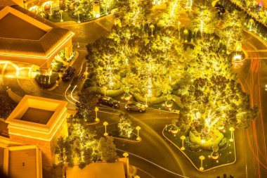 Otel tesisi girişinde ve lobisine bakan havadan uzun pozlama