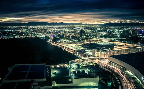 Amanecer temprano sobre el valle del fuego y Las Vegas — Foto de Stock