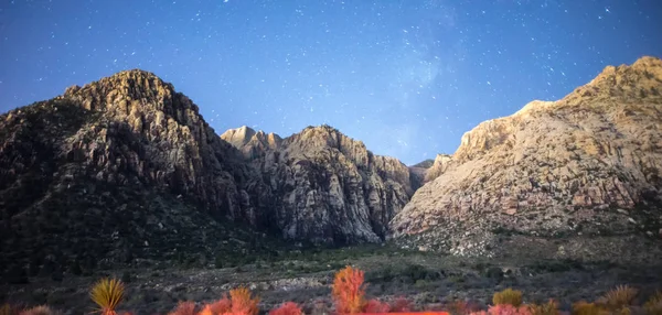 Cielo notturno e via lattea con stelle su roccia rossa canyon neveda — Foto Stock