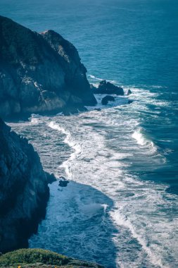 Devil's slayt dik kayalıklarla ve San Mateo County California Pasifik Sahili 