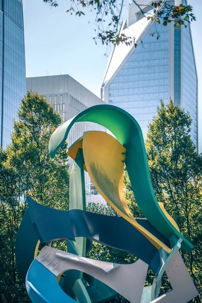 Escultura de acero y horizonte de Charlotte — Foto de Stock