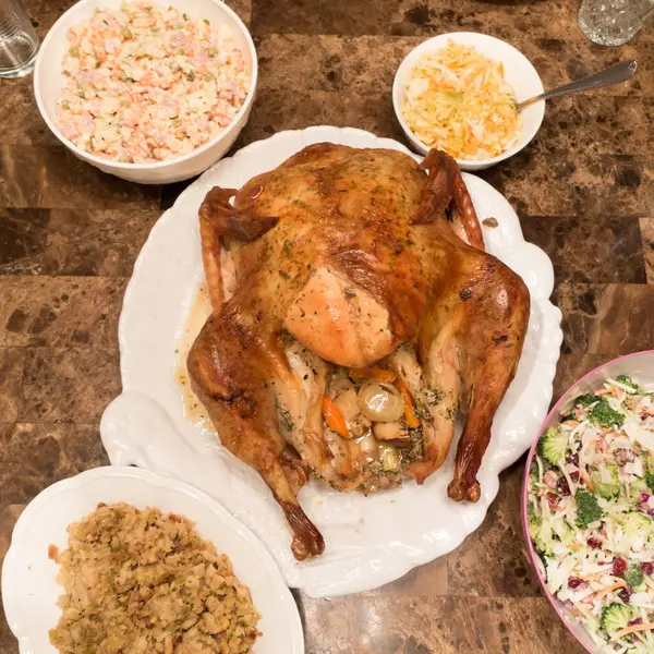 感謝祭の食卓トルコとサラダ — ストック写真
