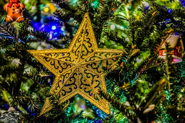 Festlig julgran med ljus och dekorationer — Stockfoto