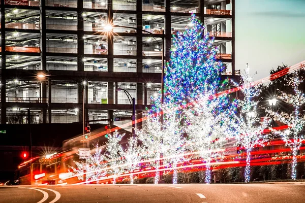 Lumières d'arbre de chritmas et décorations dans la ville — Photo