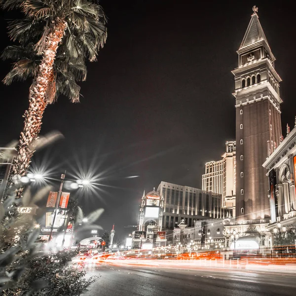 De skyline van de stad van Las vegas nevada en vegas strook bij nacht — Stockfoto