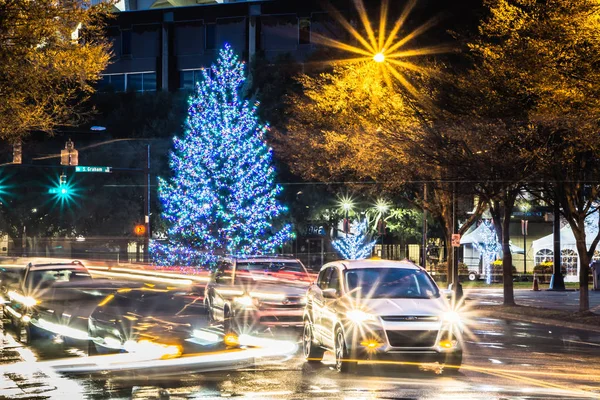 Chritmas boom lampen en decoraties in de stad — Stockfoto