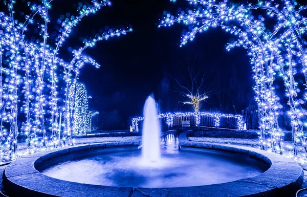 Χριστούγεννα σεζόν φώτα και στολίδια στο daniel stowe κήπους — Φωτογραφία Αρχείου