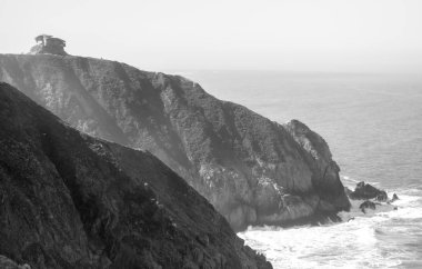 Devil's slayt dik kayalıklarla ve San Mateo County California Pasifik Sahili 