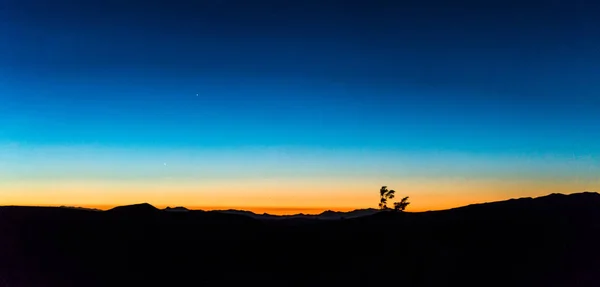 Amanecer por la mañana sobre el parque nacional del valle de la muerte — Foto de Stock