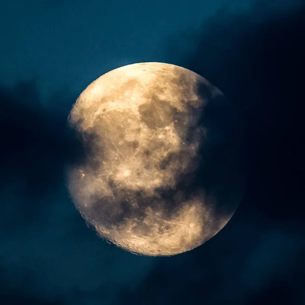 Luna Llena Dramática Con Nubes — Foto de Stock