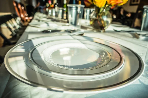 Pratos Tempo Familiar Definidos Para Jantar Mesa — Fotografia de Stock