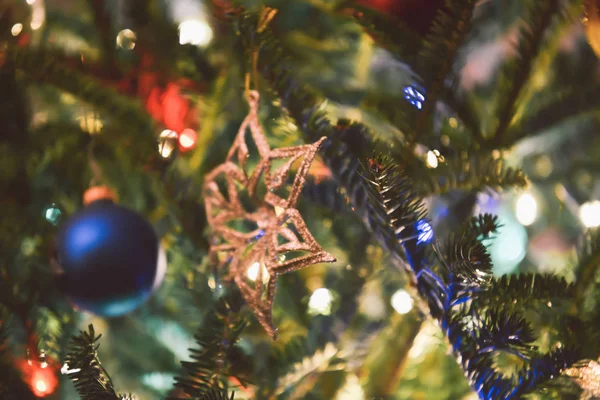 Albero Natale Festivo Con Luci Decorazioni — Foto Stock