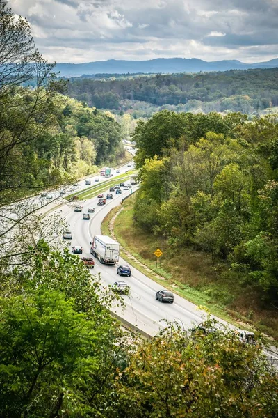 ブルーリッジ パークウェイからノースカロライナ州の 高速道路の空撮 — ストック写真