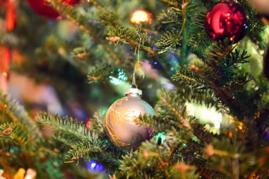 neşeli Noel ağacı ışıkları ve dekorasyon