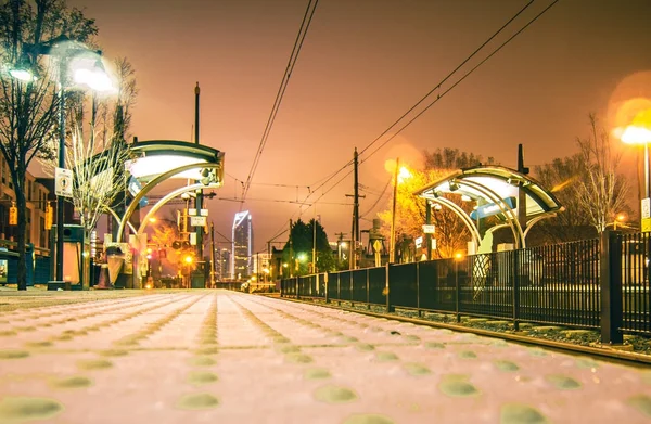 Charlotte City Skyline cena noturna com luz sistema ferroviário lynx t — Fotografia de Stock