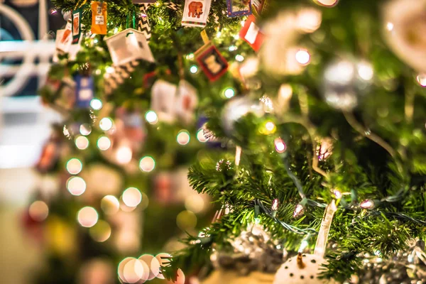 Arbre de Noël et décorations avec peu de profondeur de champ — Photo