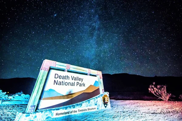 Welkom Teken Bij Death Valley National Park California Nachts — Stockfoto