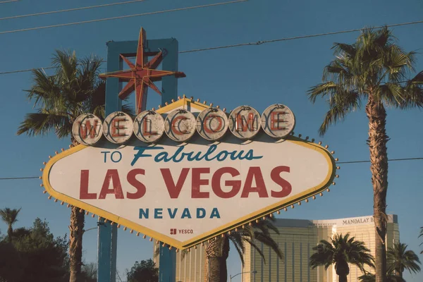 Las Vegas Hoşgeldiniz Vegas Strip Işaretiyle Arka Planda — Stok fotoğraf