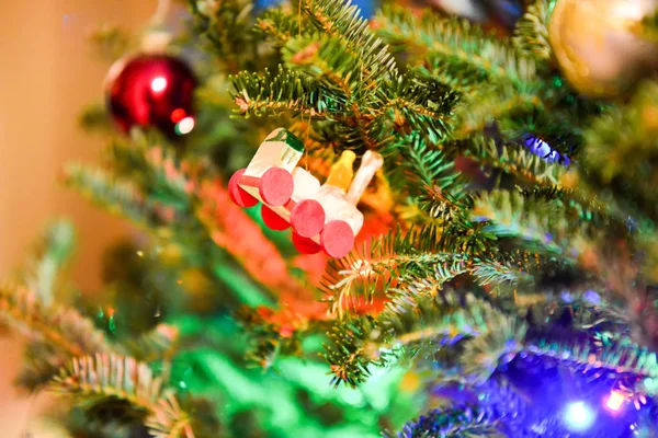 Árbol de Navidad festivo con luces y decoraciones — Foto de Stock